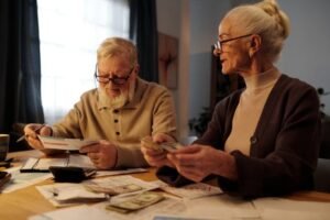 6 Financial institution Paperwork You Ought to By no means Throw Away — and three That May Put You at Threat